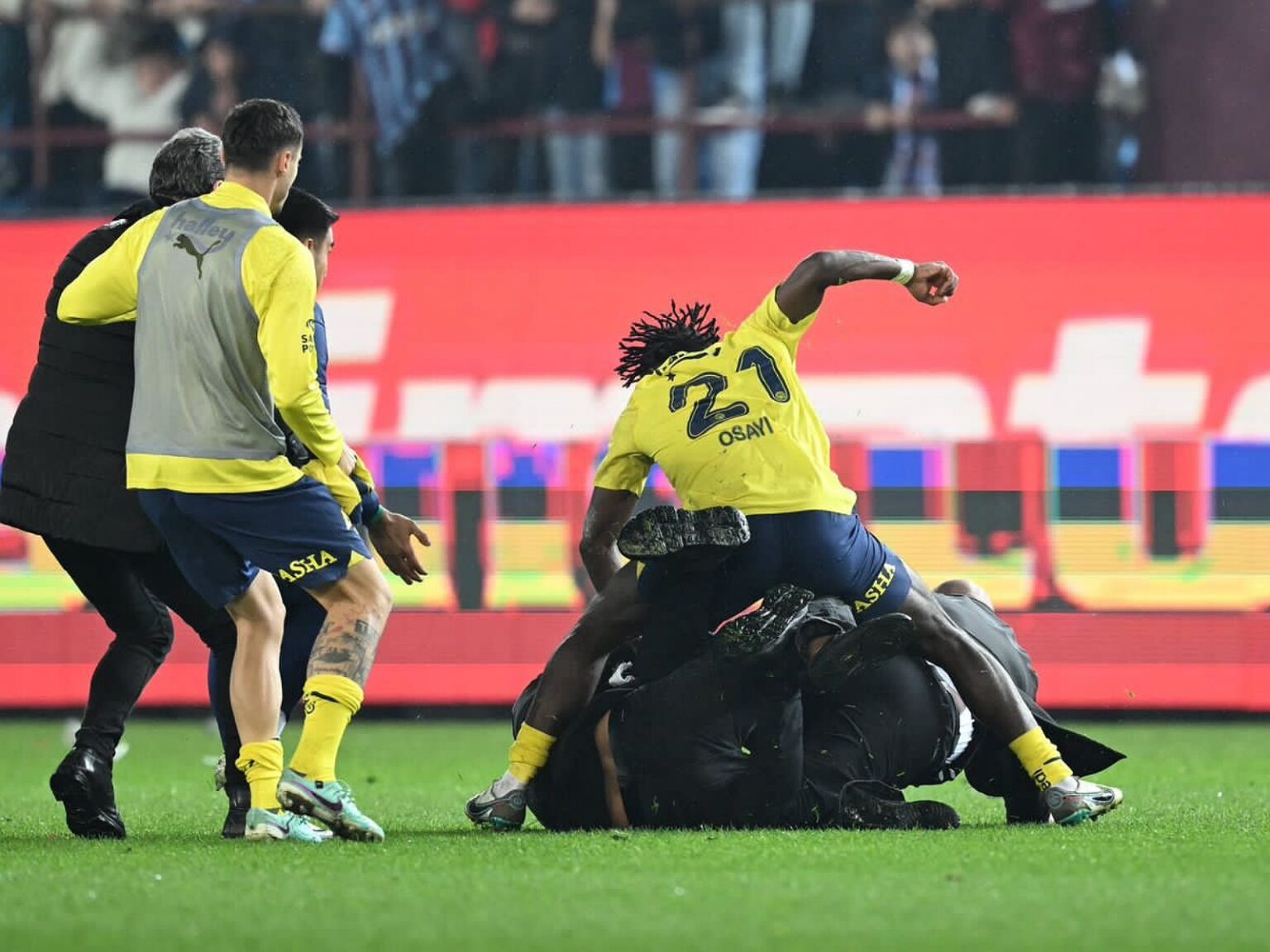 fenerbahce-players-attacked-after-trabzonspor-s-super-lig-defeat