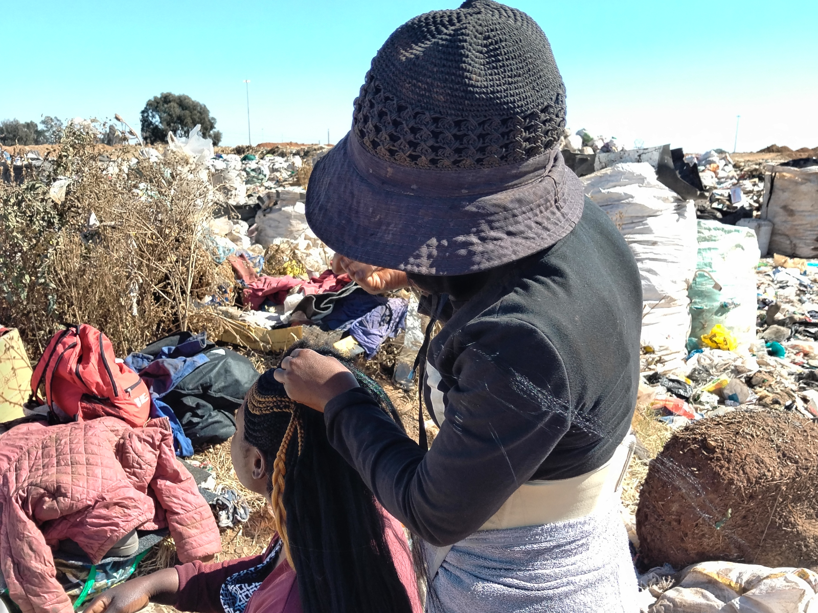 Buy snacks and have your hair done at this landfill! Scrolla.Africa