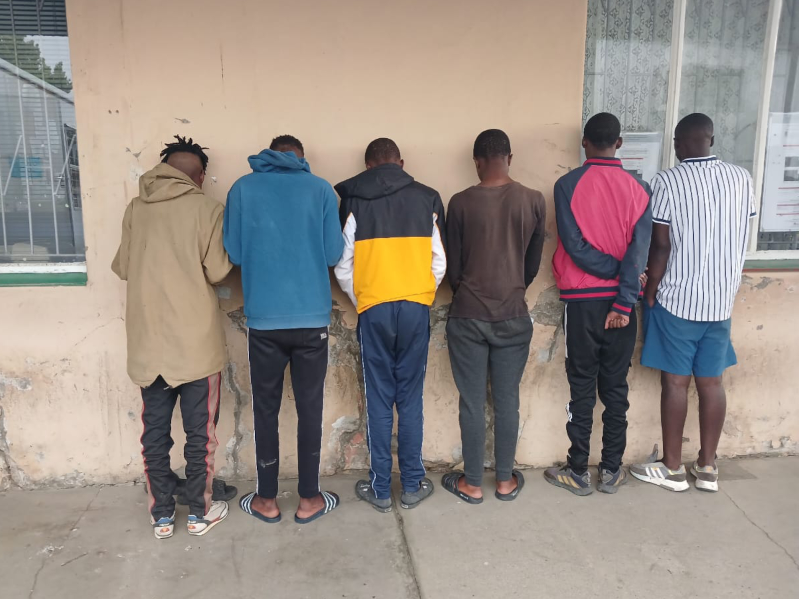 Six suspects arrested after robbing shops through roofs - Scrolla.Africa