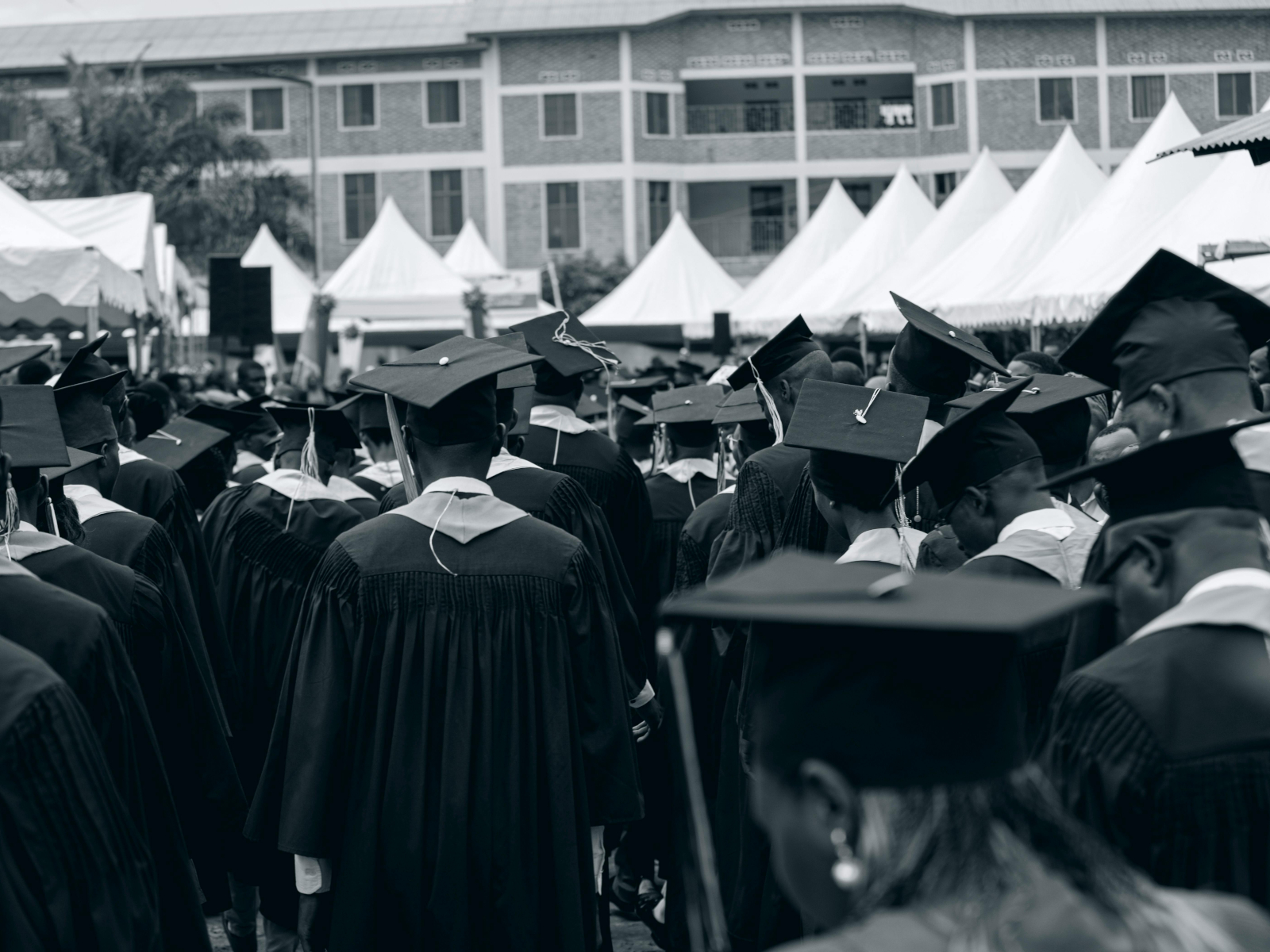 R520m bursary scheme for 5,200 students aims to close South Africa's 'missing middle' funding gap — image 1